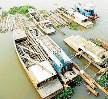 Waste dumped from boats pollutes the Dong Nai River (Photo: SGGP) Waste dumped from boats pollutes the Dong Nai River (Photo: SGGP)
